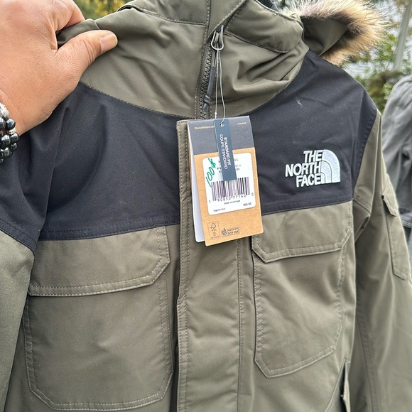The north face coat it’s new tag still on it only $150